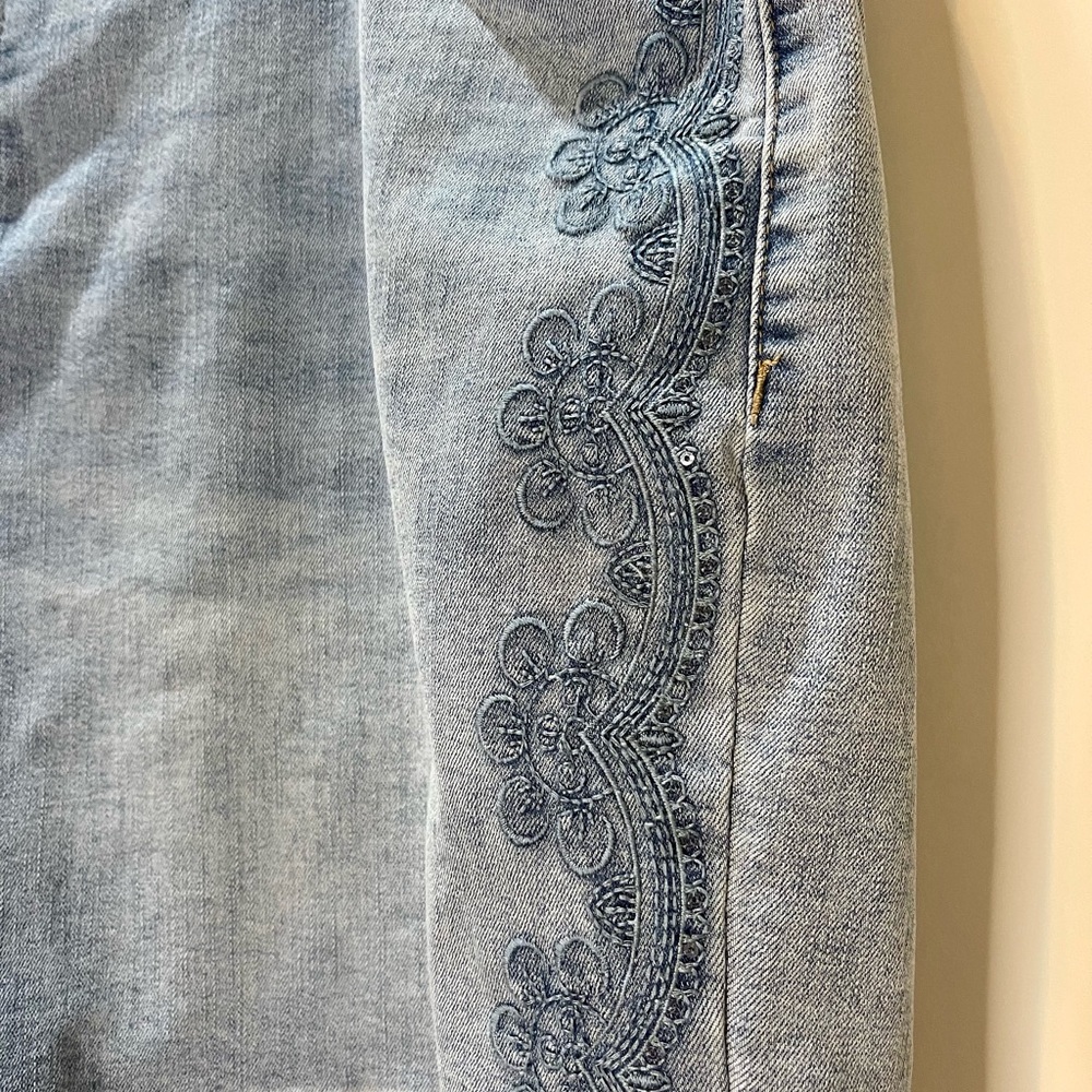 Lane Bryant Embroidered Jean Shorts w/Flex Magic Waistband Size 18 - Picture 2 of 8